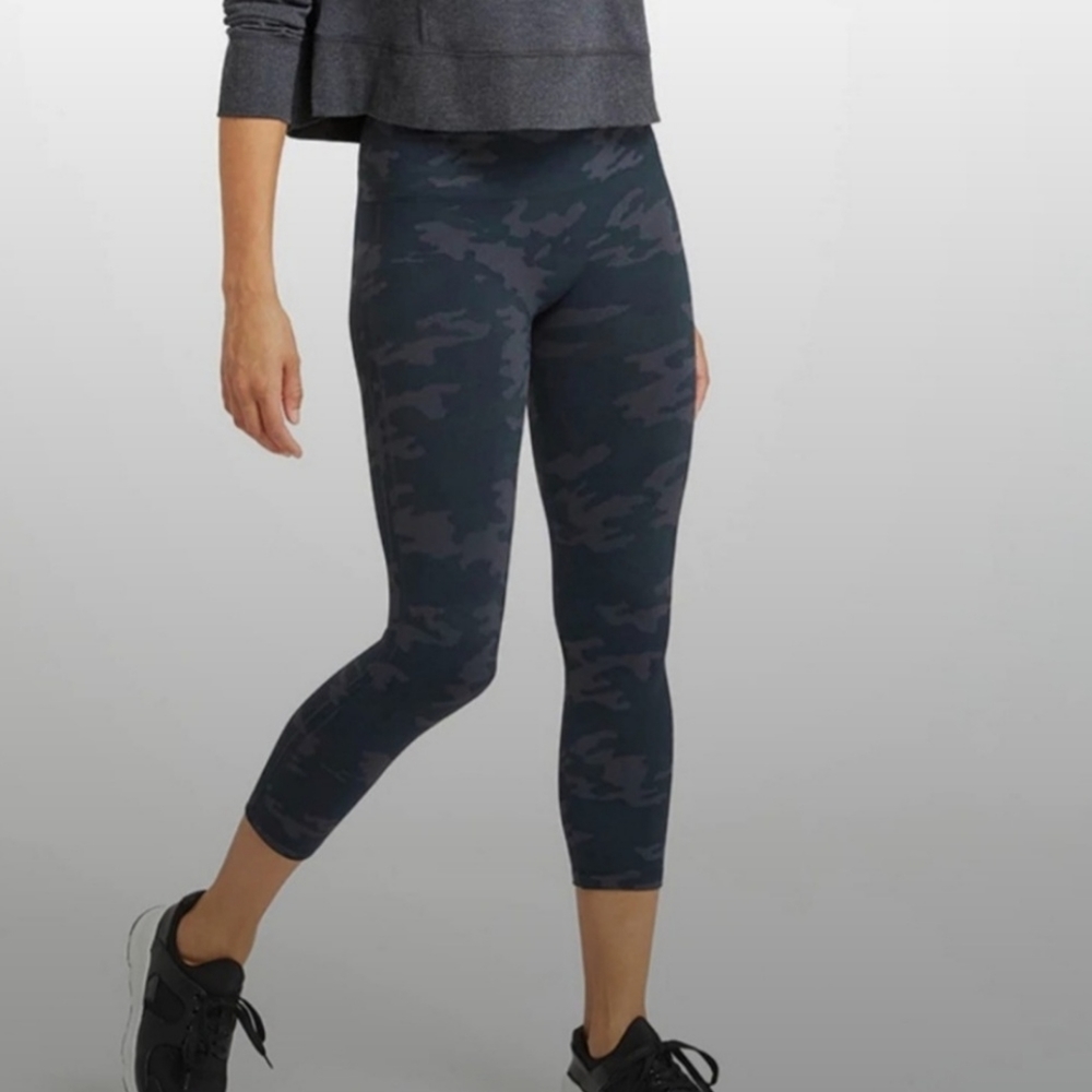 NWT SPANX Look At Me Now Seamless Shaping Cropped Camo Leggings - Picture 2 of 10